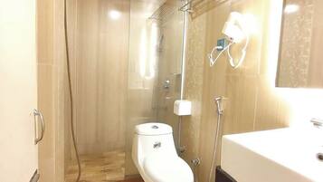 Kahden hengen deluxe-huone, parveke, kaupunkinäköala | Kylpyhuone | Kylpyamme, ilmaiset hygieniatuotteet, pyyhkeet, saippua