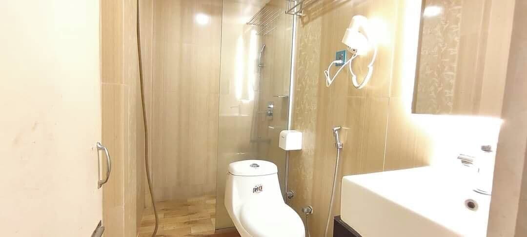 Bathtub, free toiletries, towels, soap