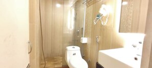 Bathtub, free toiletries, towels, soap - Hotel Sultan Dinajpur (Dinajpur)