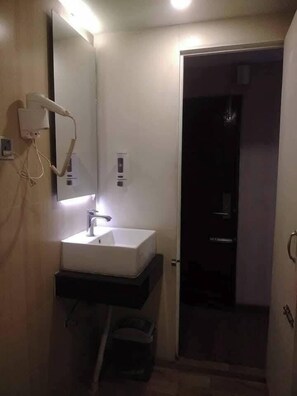 Deluxe-Doppelzimmer, Balkon, Stadtblick | Badezimmer