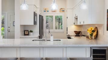 Een microgolfoven, een oven, een kookplaat, een vaatwasser