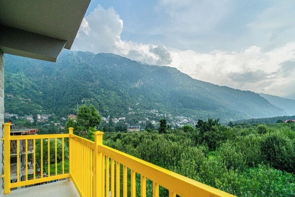 Bed in 4 Bed Mixed Dormitory with Balcony and Valley View | Balcony