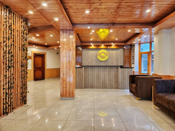 Lobby sitting area - Rosewood Manali (Manali)