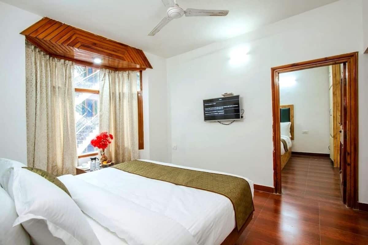 Habitación familiar, vista a la montaña | Tabla de planchar con plancha