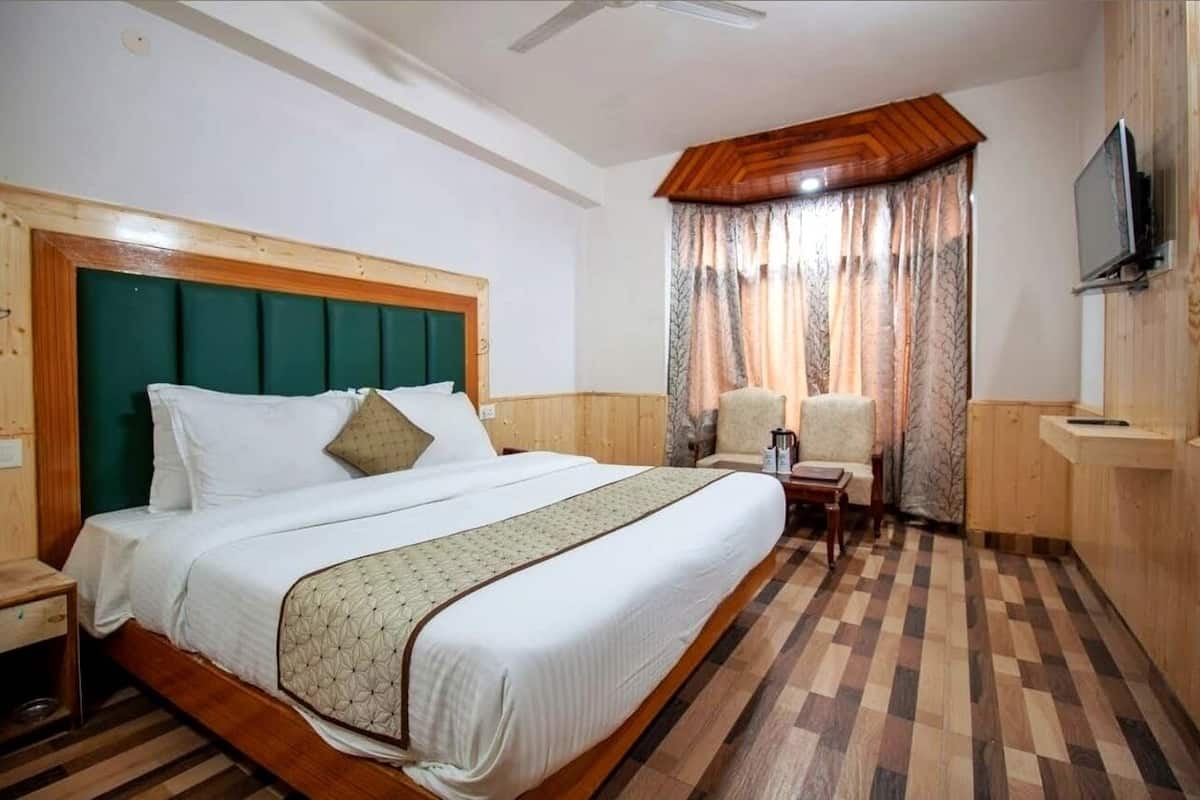 Habitación Deluxe, vista a la montaña | Tabla de planchar con plancha