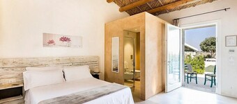 Villa Madra: A characteristic and welcoming one-story age-old estate in a quiet position, surrounded by the Sicilian countryside, with Free WI-FI.