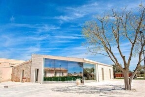 المنشأة من الخارج