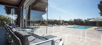 Villa Madra: A characteristic and welcoming one-story age-old estate in a quiet position, surrounded by the Sicilian countryside, with Free WI-FI.