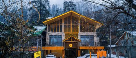 Pintu masuk properti