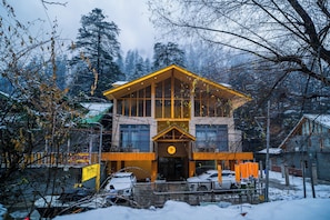 Property entrance - The Hosteller Jibhi (Banjar)