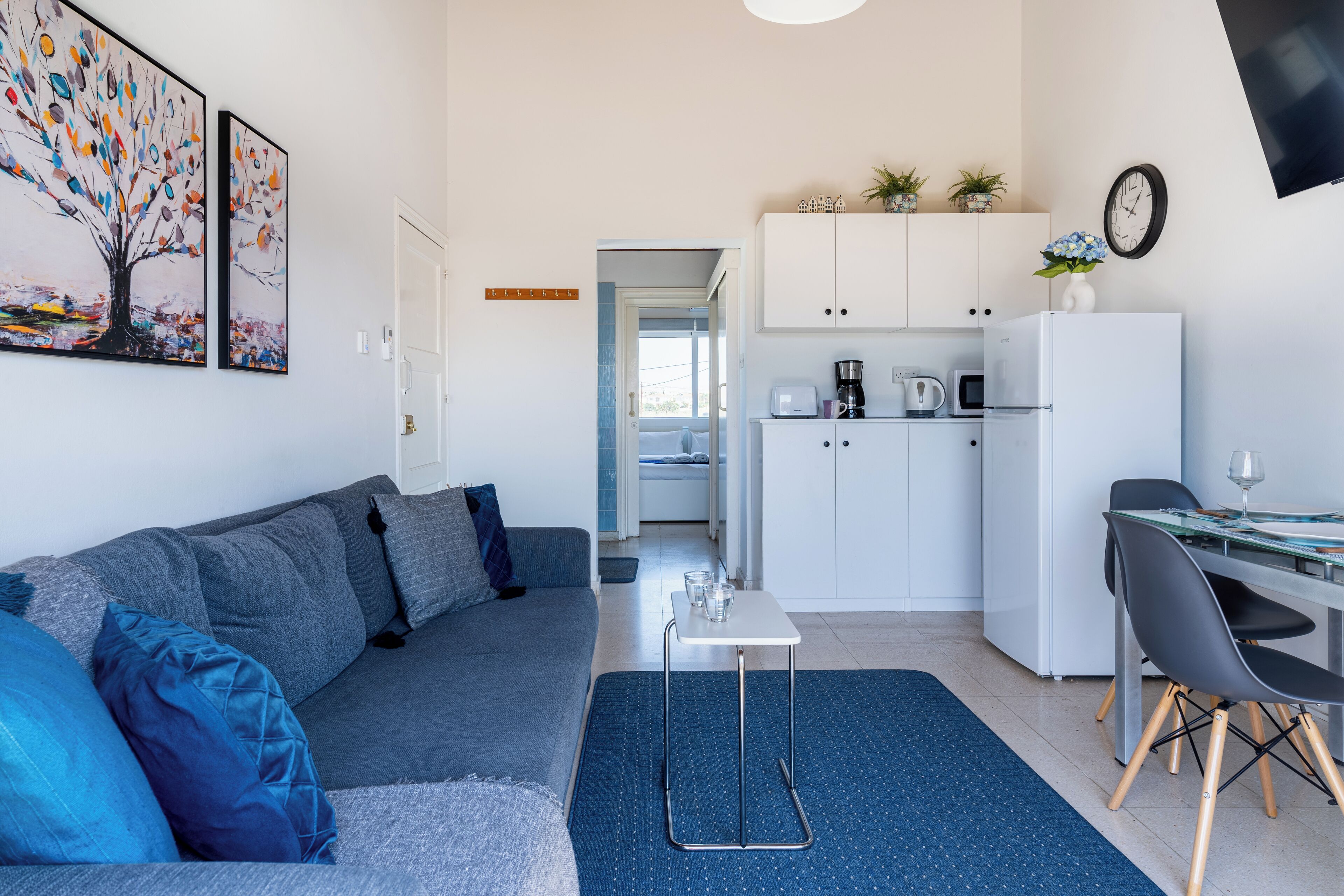 Apartment, 1 Doppelbett und Schlafsofa, Balkon, Stadtblick | Wohnzimmer | 50-Zoll-Smart-TV mit Digitalempfang, Netflix, Streaming-Dienste