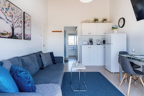 Departamento, 1 cama matrimonial y sofá cama, balcón, vista a la ciudad | Sala de estar | Smart TV de 50 pulgadas con canales digitales y Netflix 