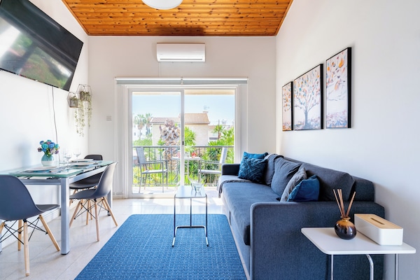 Appartement, 1 tweepersoonsbed met slaapbank, balkon, uitzicht op de stad | Woonkamer | Een 50-inch smart-tv met digitale zenders, Netflix en streamingdiensten