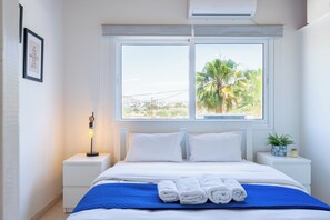 Căn hộ, 1 giường đôi và sofa giường, ban công, quang cảnh thành phố | Bộ đồ giường cao cấp, két bảo mật tại phòng, trang trí khác biệt 