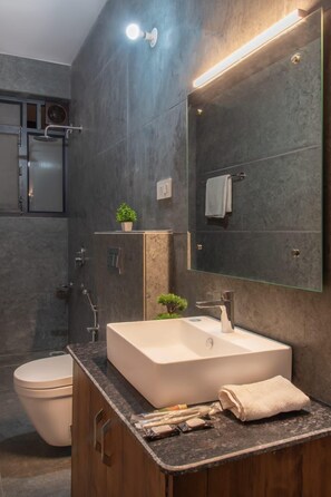 Amenidades de baño gratuitas, toallas, jabón, shampoo