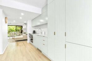 Fridge, microwave, stovetop, dishwasher - Modern & Tranquil Sunshine Beach (Sunshine Beach)
