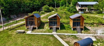 西奧尼山坡小屋  