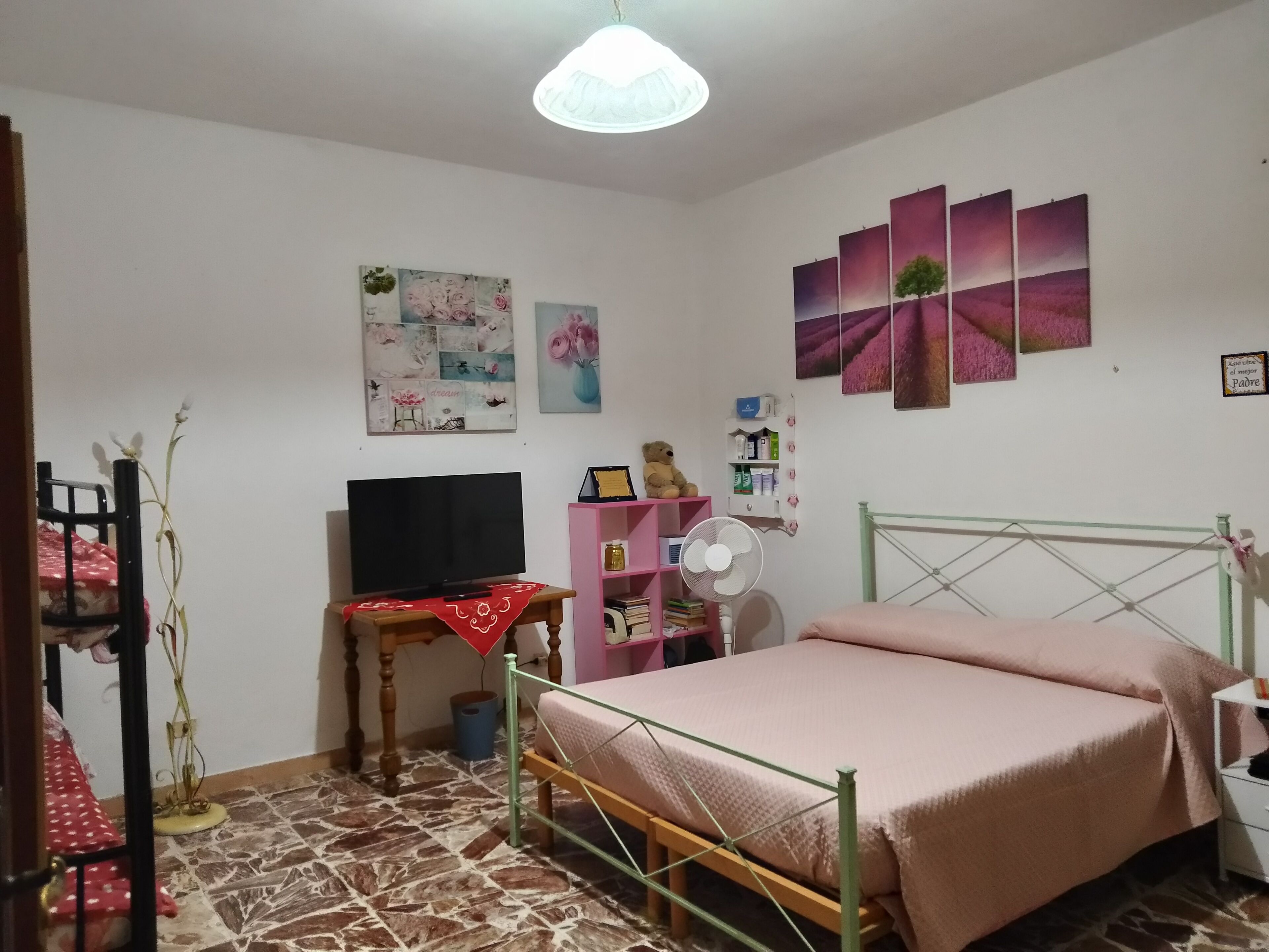 1 slaapkamer, een strijkplank/strijkijzer, wifi, beddengoed