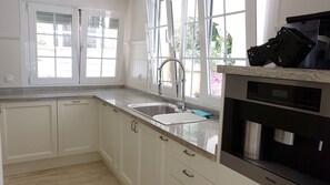 Fridge, microwave, oven, stovetop - Casa Jolanda: Stylish Villa with Sea View, Wi-Fi & Air Conditioning (Caleta de Vélez)