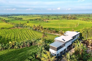 Exterior - Tranquil Luxury Stay with Rice-Field & Ocean Views, Private Pool+Bar, Chef & BBQ (Bali)
