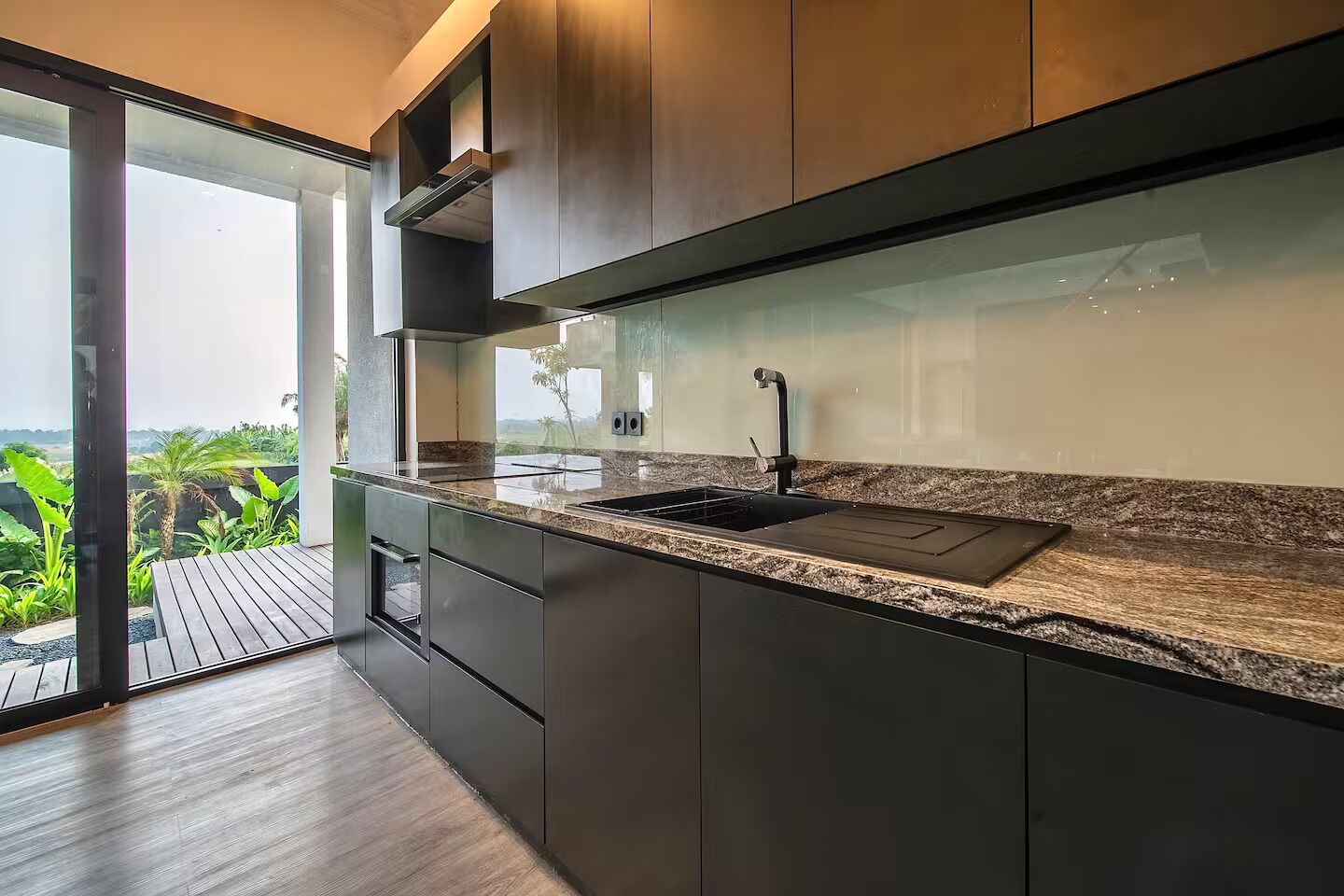 Kylskåp, mikrovågsugn, spishäll och vattenkokare