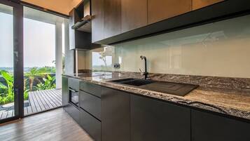 KylskÄp, mikrovÄgsugn, spishÀll och vattenkokare