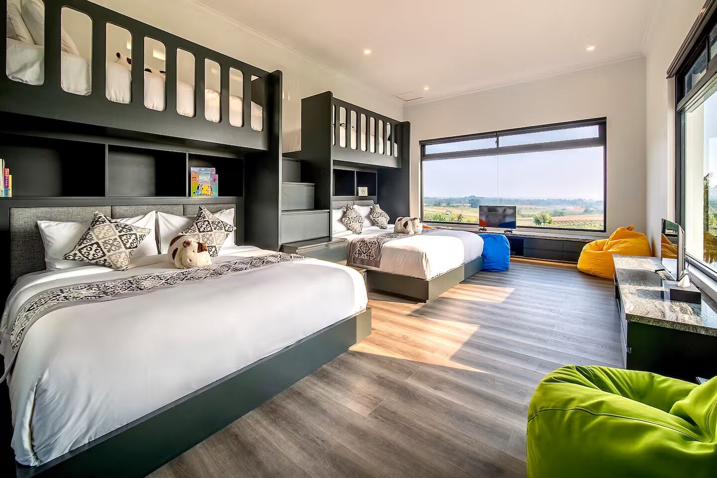 3 habitaciones, caja de seguridad en la habitación y escritorio 