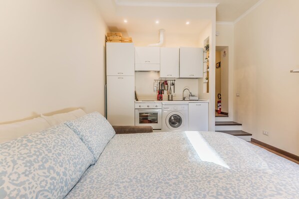 1 bedroom, iron/ironing board, WiFi, bed sheets - Your modern retreat in the heart of Rome, for couples or solo travelers (Roma)