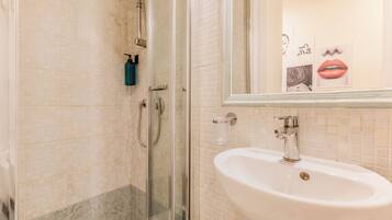 Doccia, asciugacapelli, bidet, asciugamani