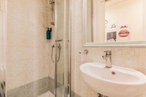 Shower, hair dryer, bidet, towels - Your modern retreat in the heart of Rome, for couples or solo travelers (Roma)