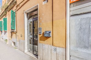 Exterior detail - Your modern retreat in the heart of Rome, for couples or solo travelers (Roma)