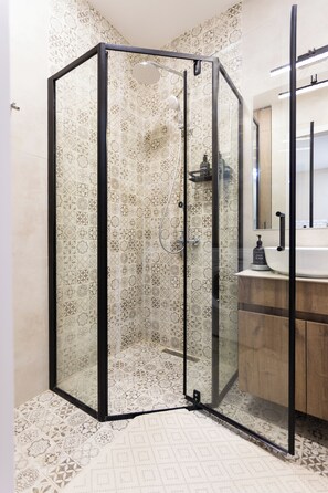 Dusj, hårføner, håndklær og såpe