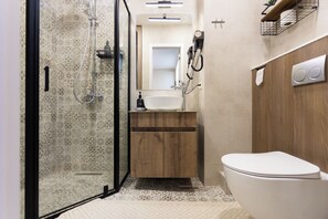 Shower, hair dryer, towels, soap - Boho Apartment - studio with designer interior and handmade decor by the owner (Batumi)