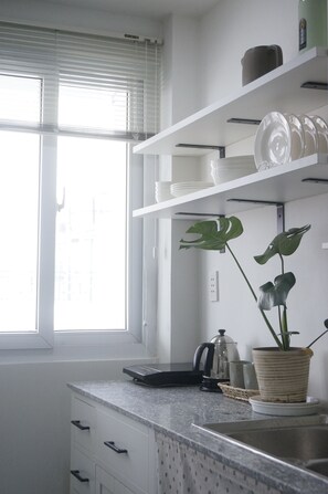 Habitación doble familiar | Cocina privada | Refrigerador, microondas y parrilla de estufa 