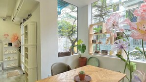 Un comedor moderno con una mesa de madera, sillas y plantas en macetas.