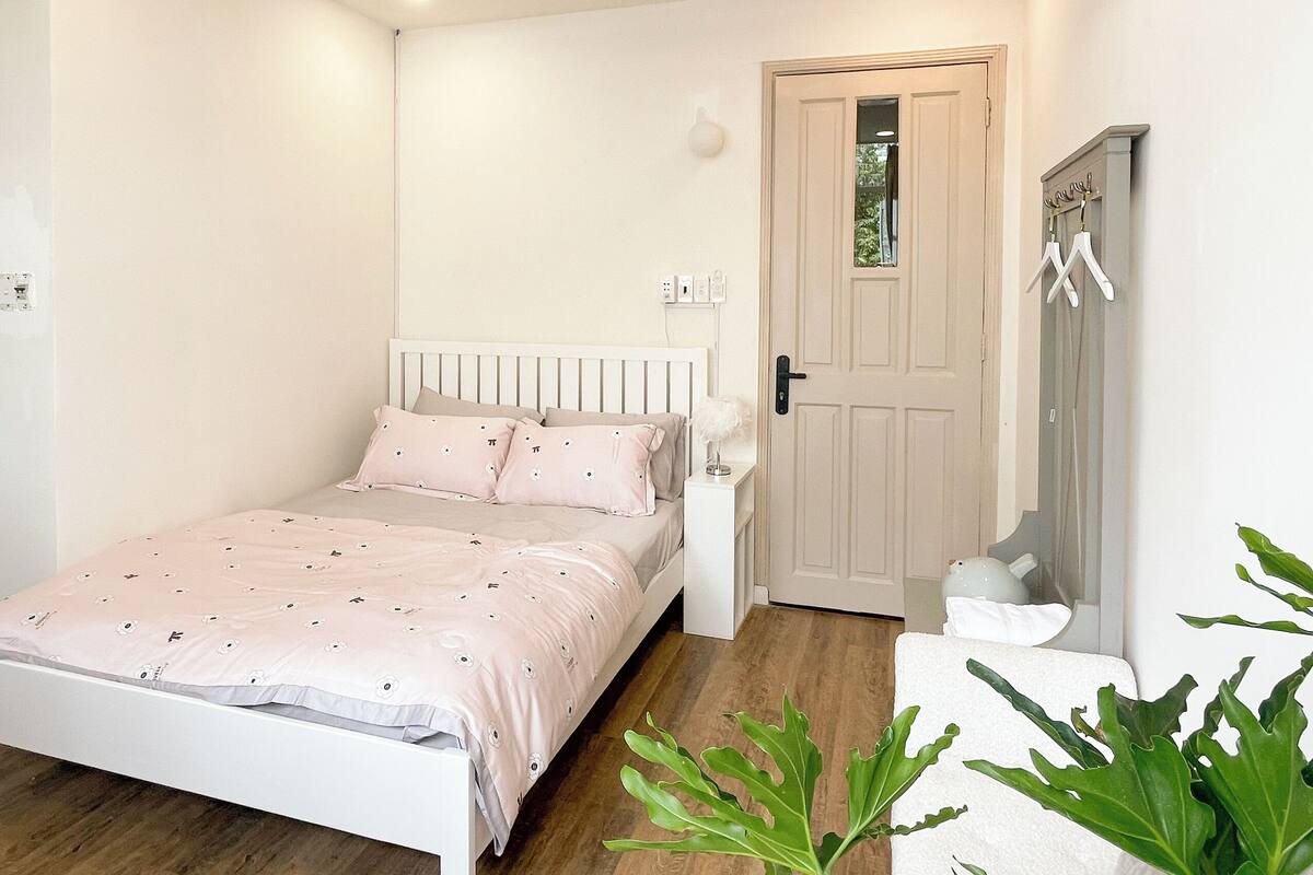 Romantic Room | Iron/ironing board (on request)