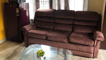 Comfort Apartment, Balcony, City View | Living area