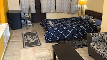 Departamento Confort, balcón, vista a la ciudad | Escritorio, espacio para trabajar con laptop y cortinas blackout