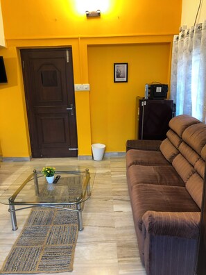 Departamento Confort, balcón, vista a la ciudad | Área de sala de estar