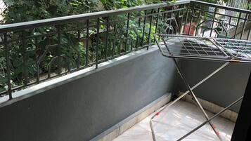 Apartament Comfort, balcó, vistes a la ciutat | Escriptori, espai de treball apte per a portàtils i cortines opaques