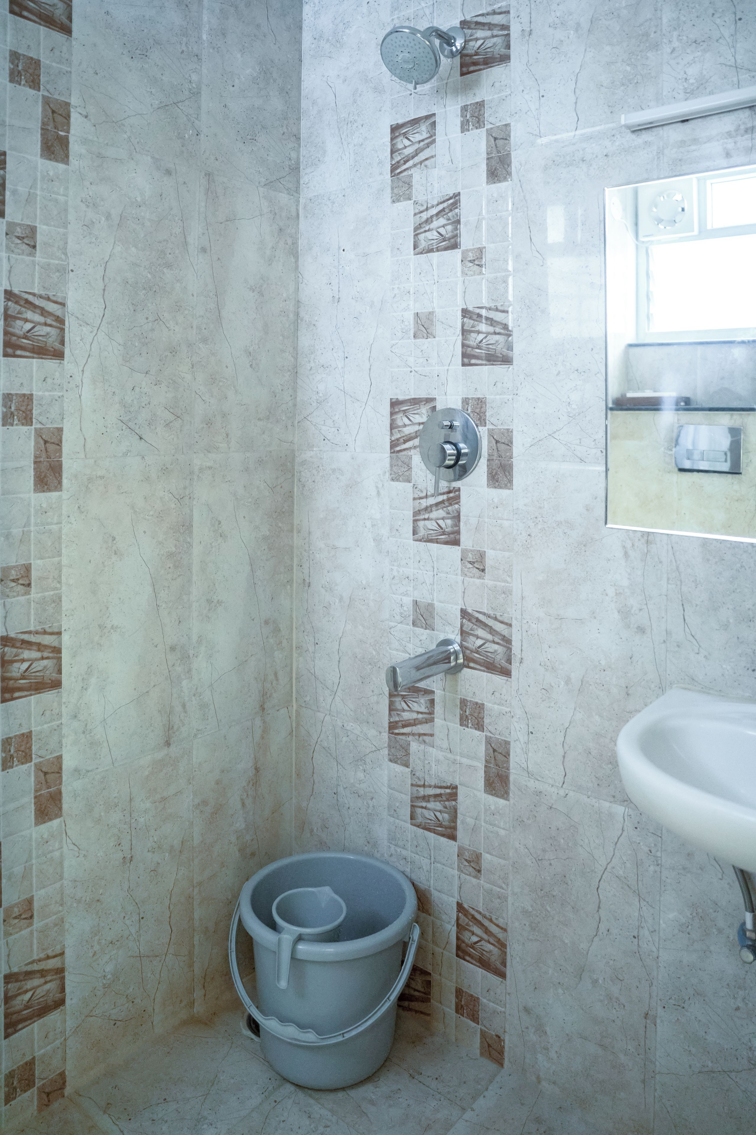 Villa Signature, vista cortile | Bagno | Doccia, set di cortesia gratuito, asciugamani, carta igienica