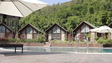 Junior Cottage, Pool View | Meja, seterika/papan seterika, Wi-fi percuma