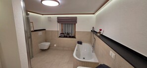 Een douche, een haardroger, handdoeken