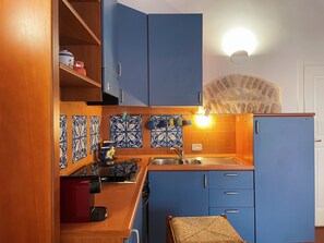 ثلاجة، ميكروويف، فرن، مطحنة قهوة