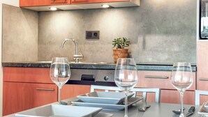 Una cucina moderna con zona pranzo.
