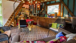 Eine gemütliche Küche mit einer Holztreppe, einem Essbereich mit Tisch und Stühlen sowie einem Fußboden mit Muster.