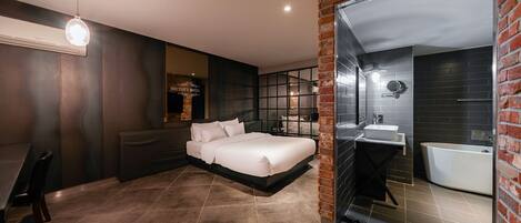 Kahden hengen deluxe-huone | Yksilöllisesti sisustettu, yksilöllisesti kalustettu, työpöytä