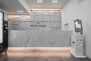 Reception - Hotel Raum (Seoul)
