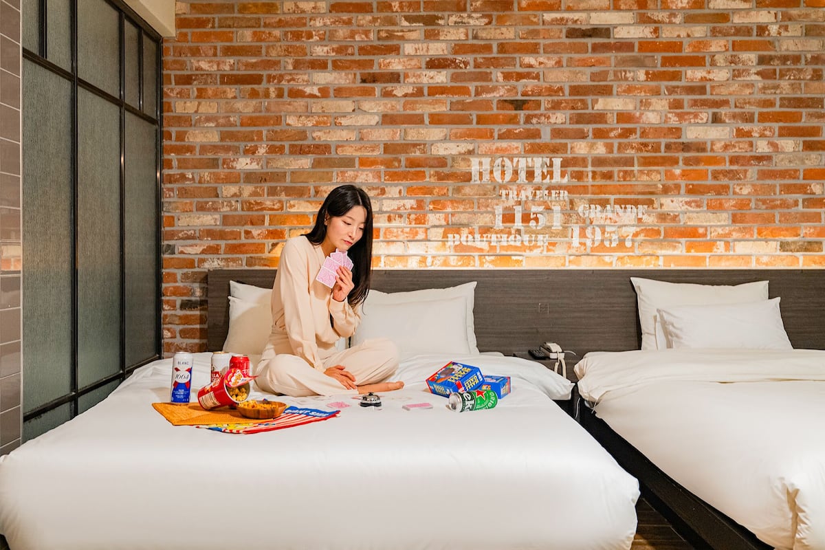 Phòng 2 giường đơn Deluxe | Trang trí khác biệt, trang bị nội thất với thiết kế riêng biệt, bàn