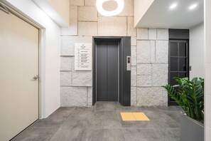 Elevator - Hotel Raum (Seoul)